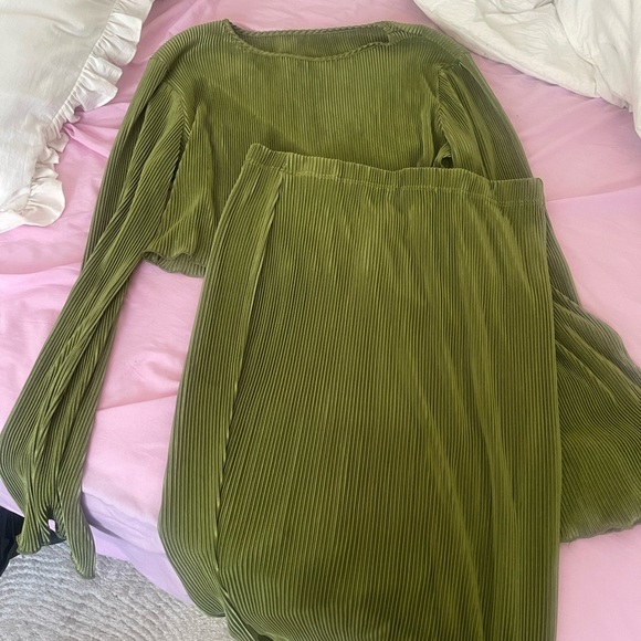 Elegant Green Ribbed 2 piece Dress - Picture 5 of 6